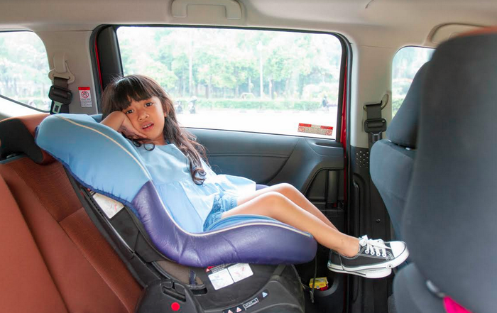 Tips mengedukasi si buah hati untuk menggunakan baby car seat. 