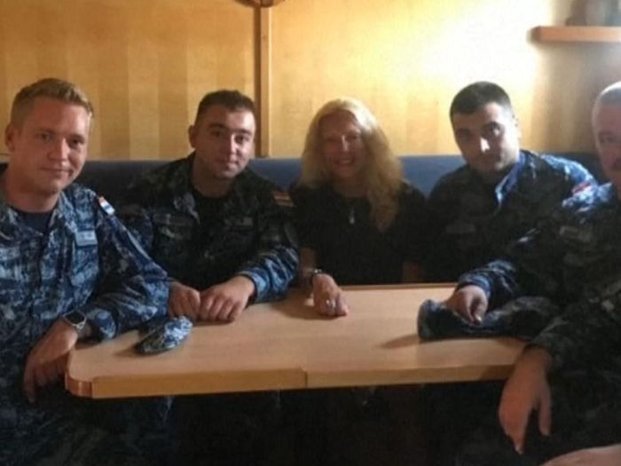 Kay Longstaff (tengah) bersama tim penyelamat