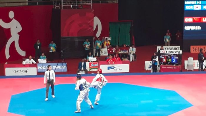 Mariska Halinda (merah), saat melawan Laetitia Aoun (biru) asal Lebanon , Senin (20/8/2018).