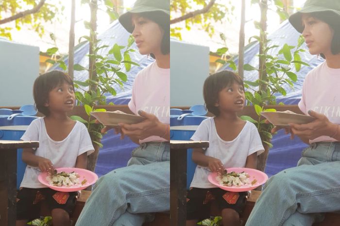 Andien sedang menemani anak kecil makan
