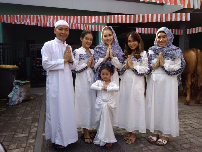 Ayu Ting Ting bersama keluarganya saat ditemui Grid.ID di kediamannya kawasan Tole Iskandar, Depok, 