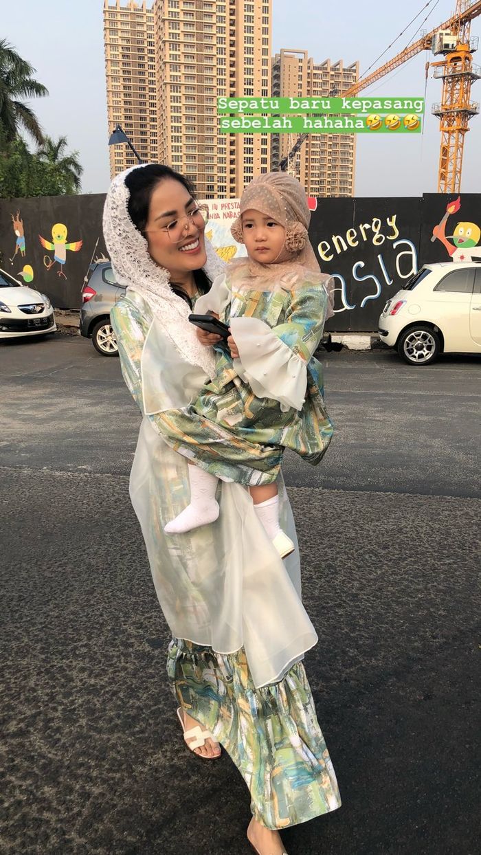gaya kompak Nindy Ayunda dan putri kecilnya