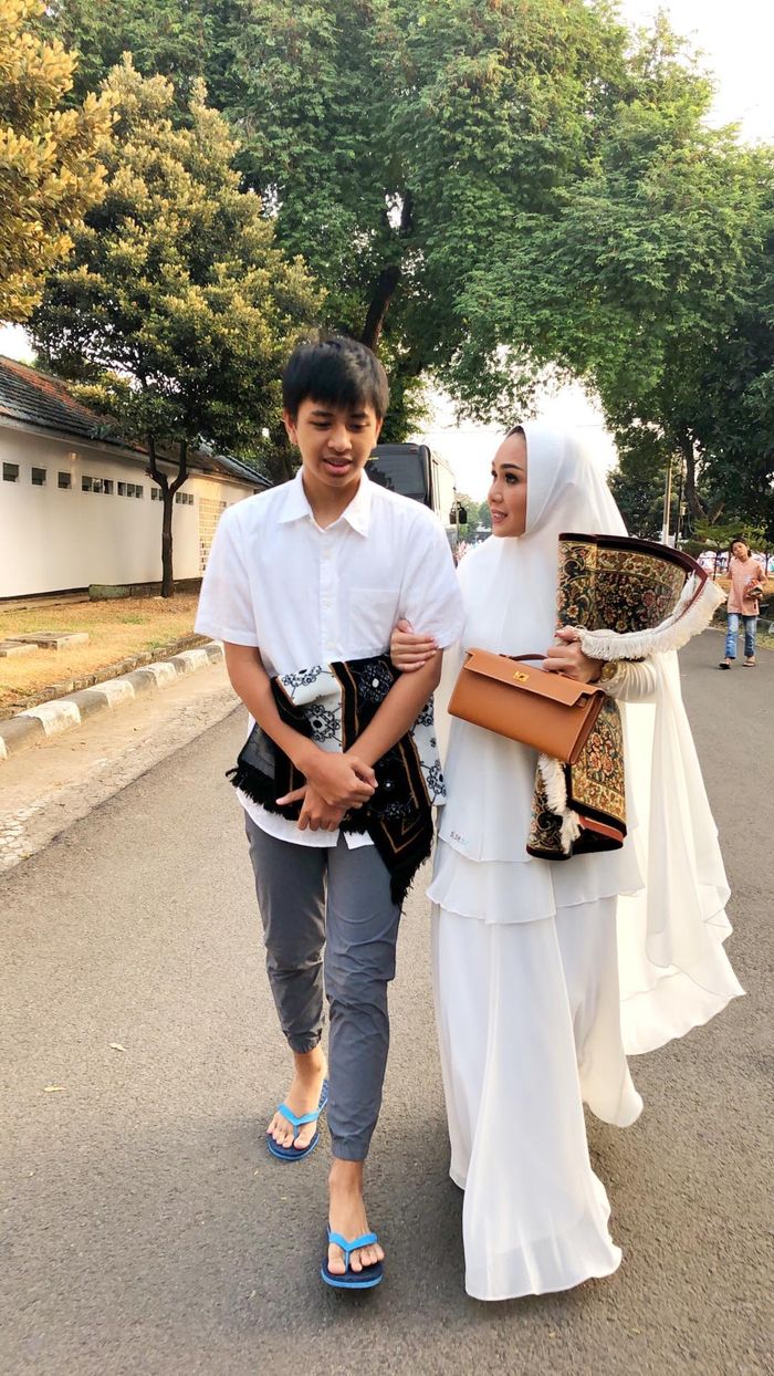 Yuni Shara kenakan hijab syar'i saat salat Ied