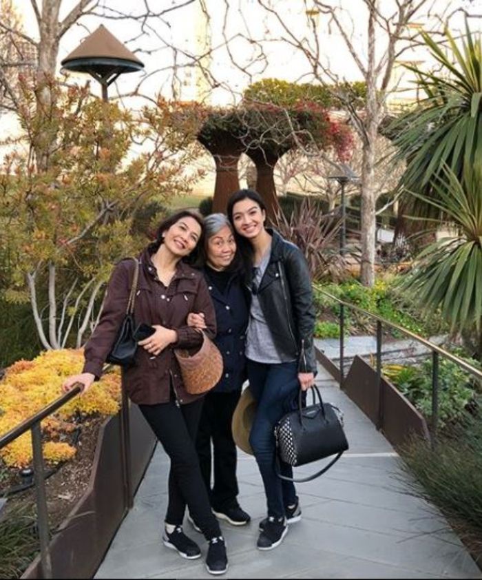 Leather jacket dipadukan dengan t-shirt polos