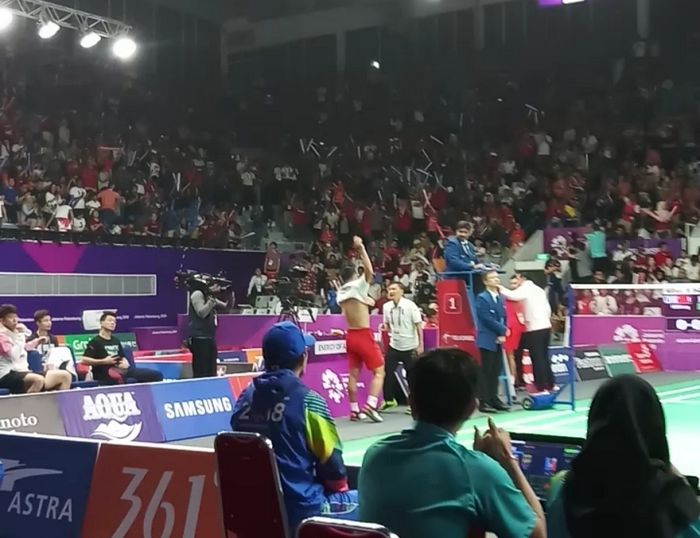 Pebulutangkis asal Indonesia, Christie Jonathan alias Jojo, terlihat membuka pakaiannya di pinggir lapangan, Kamis (23/8/2018). Hal ini membuat para pendukung timnas Indonesia, terutama wanita, berteriak histeris.