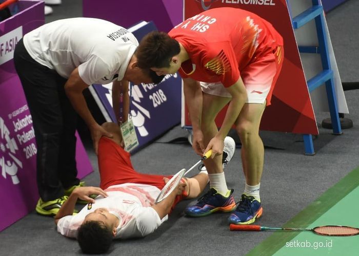 Shin yang berusaha membantu Ginting