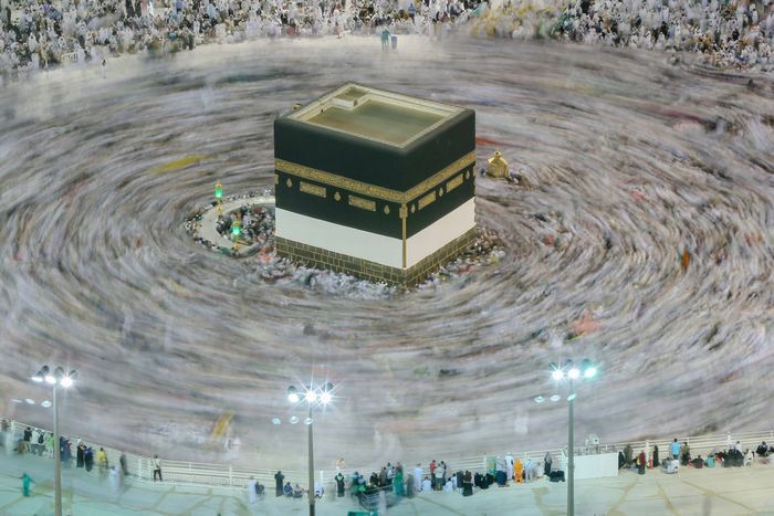 Jamaah haji yang memutari Ka'bah