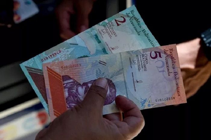 Venezuela Terancam Bangkrut, Karyawan Perusahaan Hanya Digaji dengan Telur Ayam!