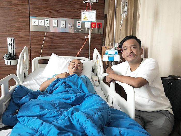 Ruben Onsu menjenguk Wendy Cagur yang terbaring di rumah sakit.