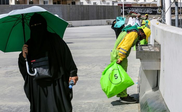 Di tengah teriknya panas, petugas kebersihan mengumpulkan sampah yang ditinggalkan pengunjung.