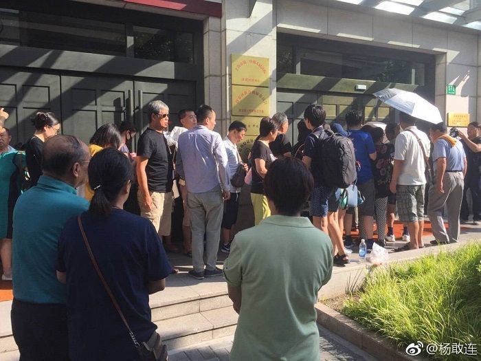 Suami tega bunuh istri.