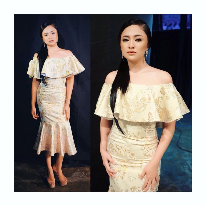 Marshanda tampil feminin dengan off shoulder dress