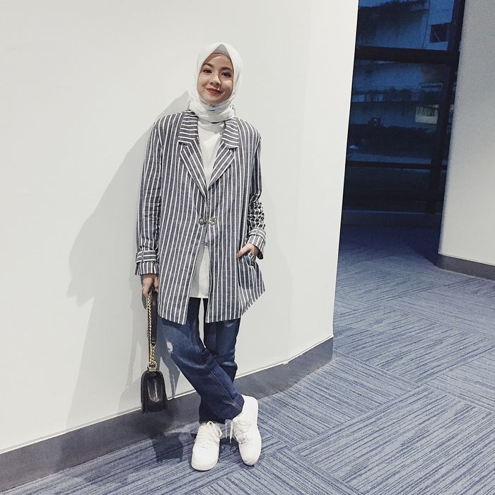 Natasha Rizky dengan padu padan outer stripes