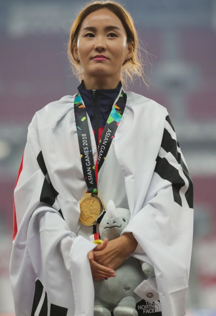 Senangnya Jung Hyelim menerima medali emas