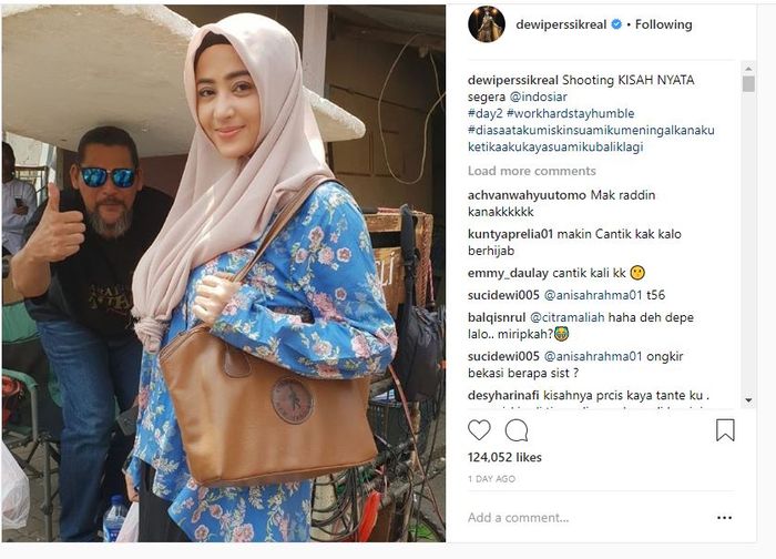 Dewi Perssik kenakan hijab.