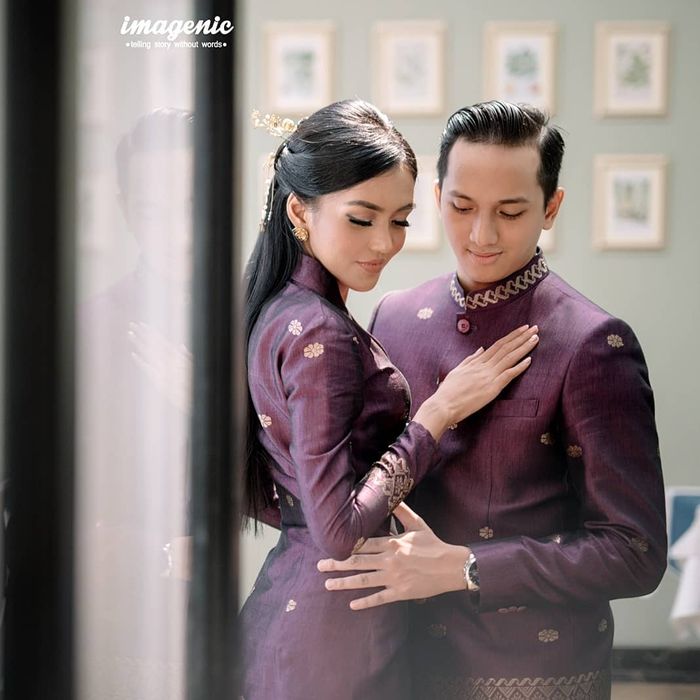 Anastasia Herzigova dalam balutan kebaya ungu