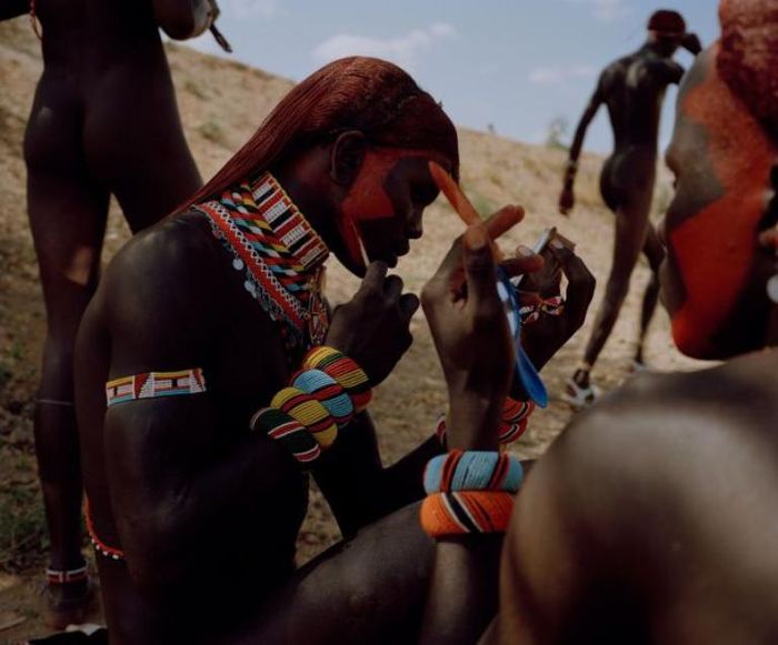 Orang-orang Samburu mendapat julukan 'kupu-kupu' karena hiasan warna-warni di tubuh mereka.