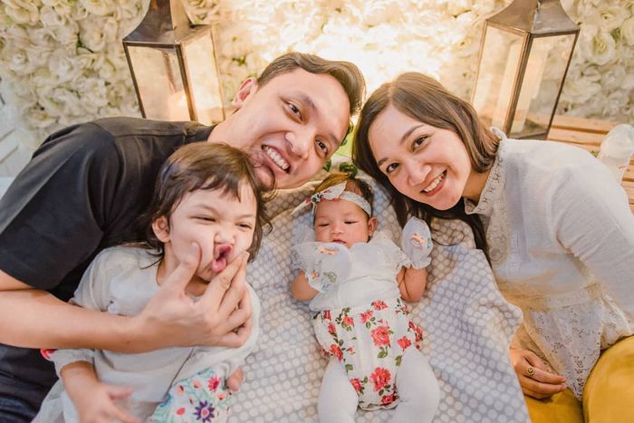 Iga Massardi dan Risa Kumala Sari, serta kedua anaknya.