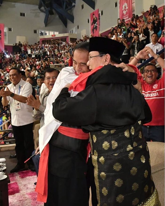 Hanifan memeluk Jokowi dan Prabowo