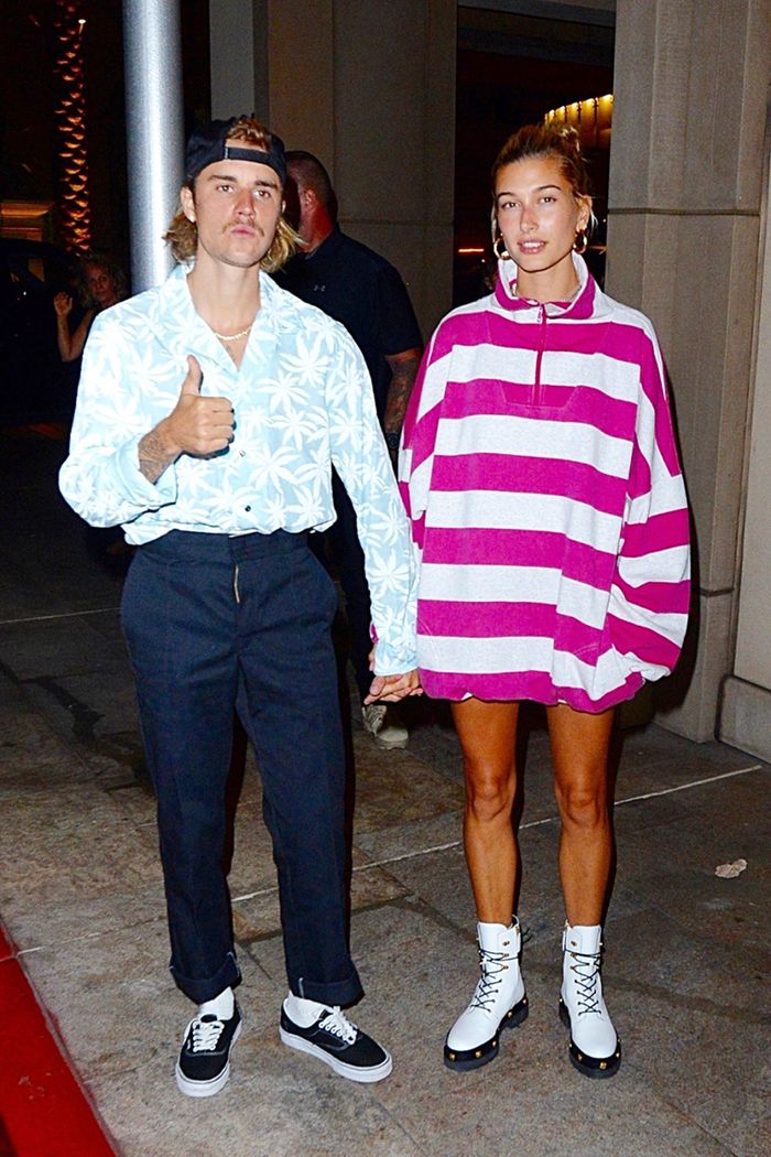 Kencan Justin Bieber dan Hailey Baldwin menghadirkan penampilan yang sporty dan trocal looks.
