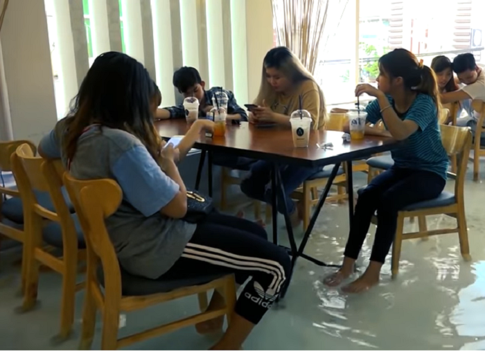 Kafe Kolam Ikan, Vietnam