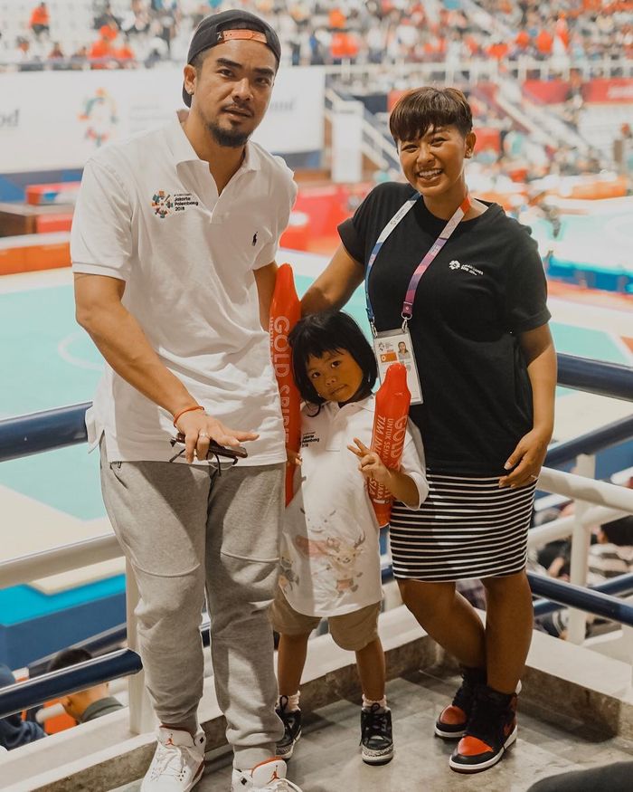 Dira Sugandi bersama keluarga nonton pertandingan Asian Games 2018.