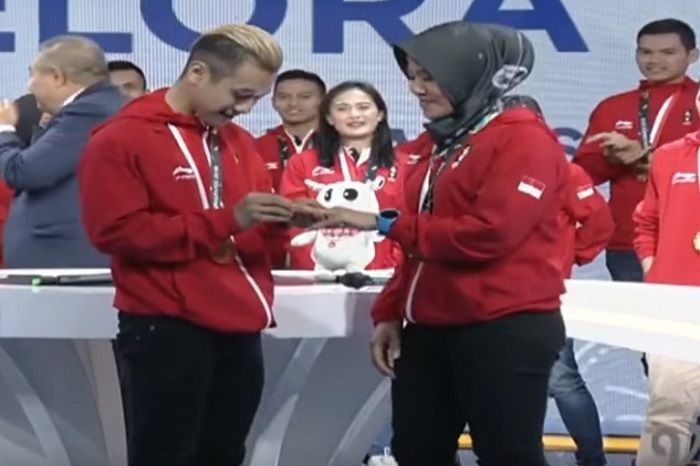 Hanifan melamar Pipiet saat siaran langsung