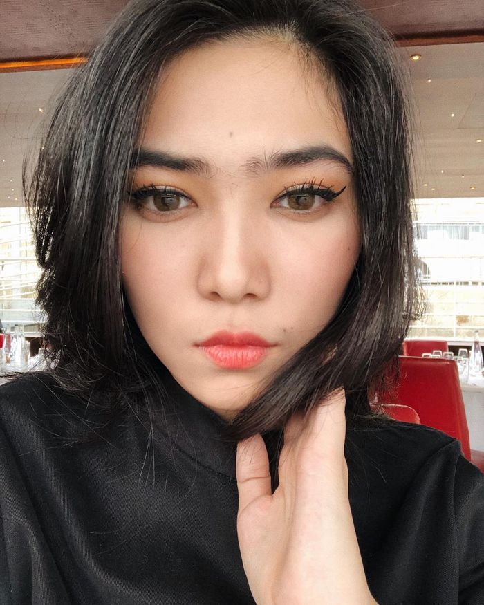 Unggahan foto selfie Isyana yang buat netizen fokus ke alisnya