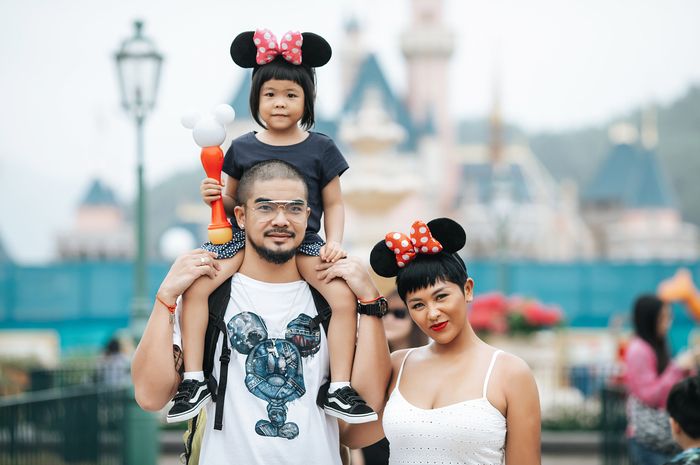 Dira Sugandi dan keluarga di Disneyland, Hongkong