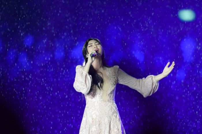 Gaya On Stage  Isyana Sarasvati di Closing Ceremony Asian Games 2018