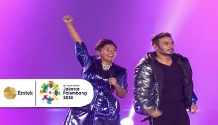 Penampilan Dira Sugandi dan J.Flow