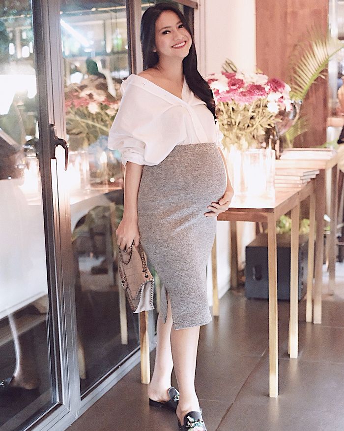 Penampilan Rini Yulianti saat hangout bersama teman