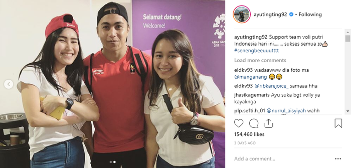 Ayu Ting Ting bersama adiknya, Assyifa Nuraini, berfoto bersama Aprilia Manganang.