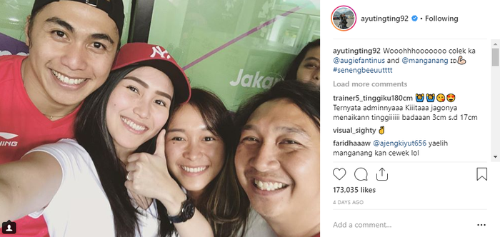 Ketika Ayu Ting Ting berfoto bersama Aprilia Manganang.