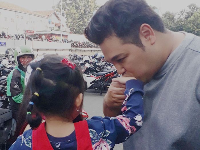 Kala Ivan Gunawan mencium tangan Bilqis, anak Ayu Ting Ting.