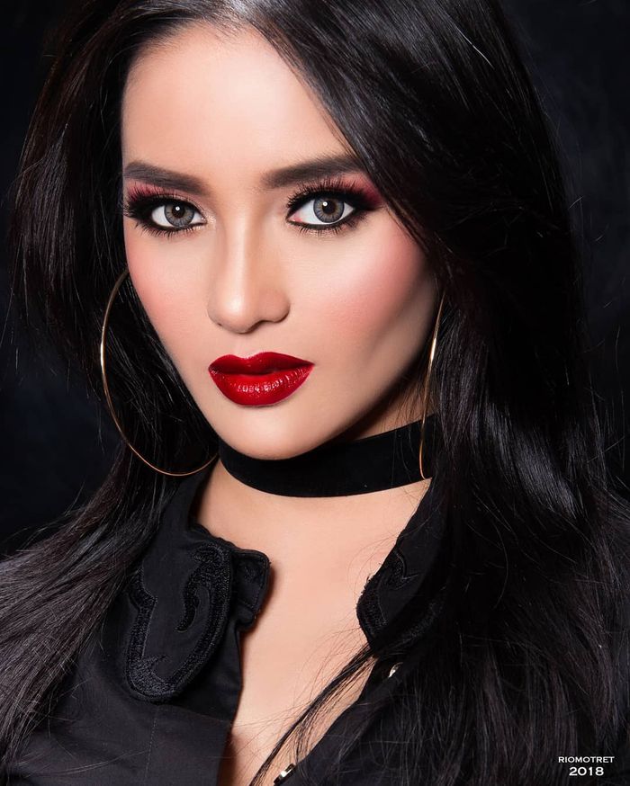 Penampilan memukau Ririn Ekawati dengan Makeup Bold