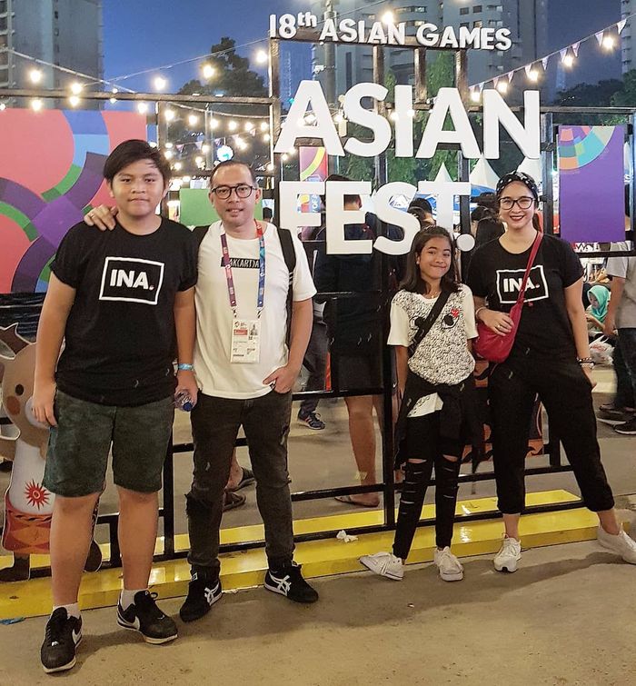 Novita Angie bersama suami, Sapto Haryo Rajasa, dan kedua anak mereka.