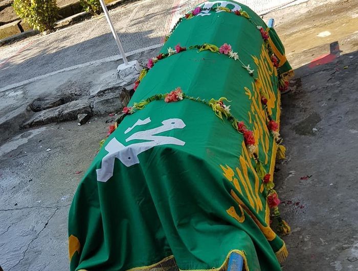 Proses pemakaman ayah Erie Suzan ketika masih berada di keranda