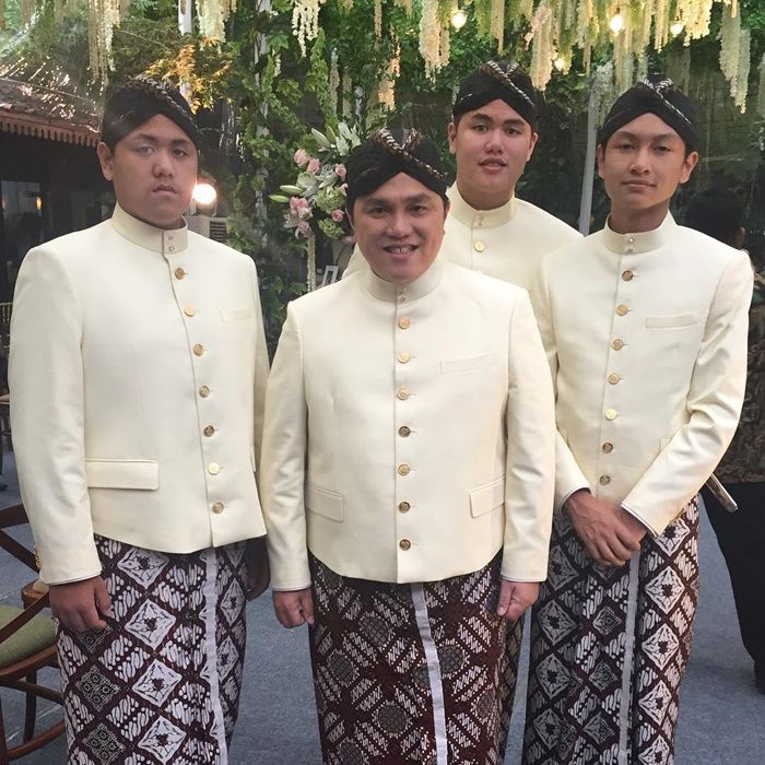 Potret keluarga Erick Thohir ketika memakai baju adat Jawa.