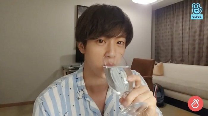 Jin saat melakukan V Live