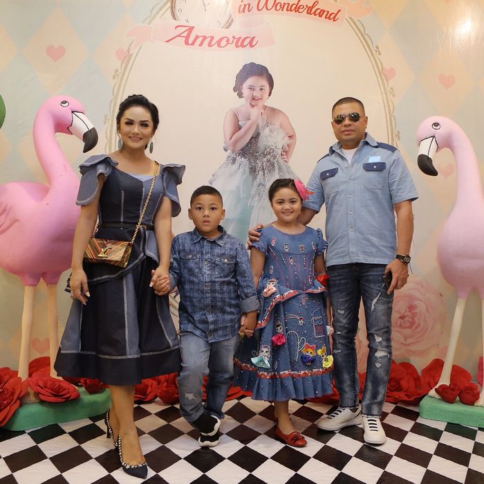 Pesta ulang tahun Amora Lemos dengan dresscode denim