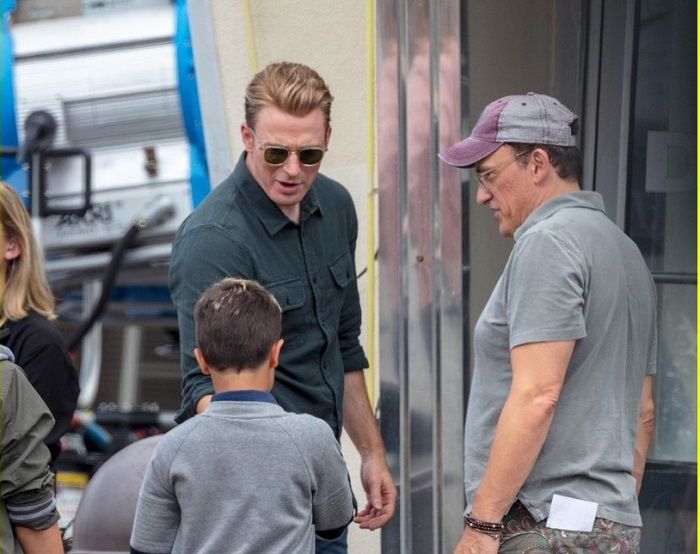 Chris Evans Bersama Seorang Anak Kecil