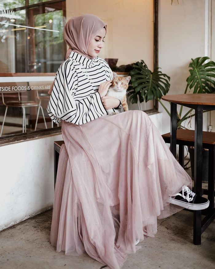 Aghnia Punjabi tampak mengenakan stripe long t-shirt warna putih