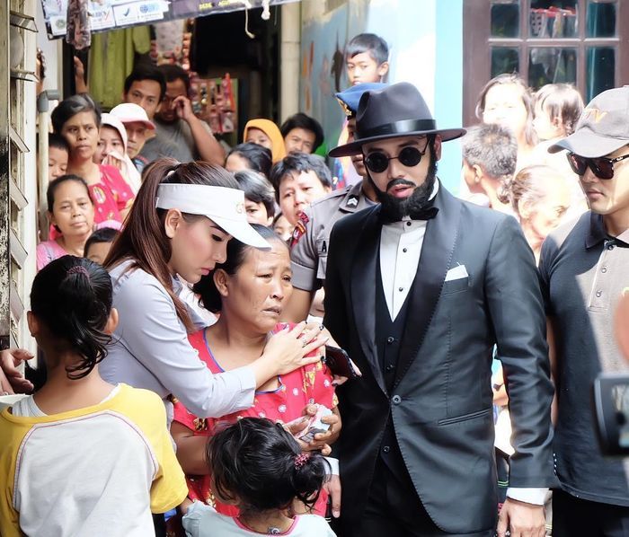 Angela Tee saat menjadi co-host di acara Uang Kaget bersama Kriss Hatta