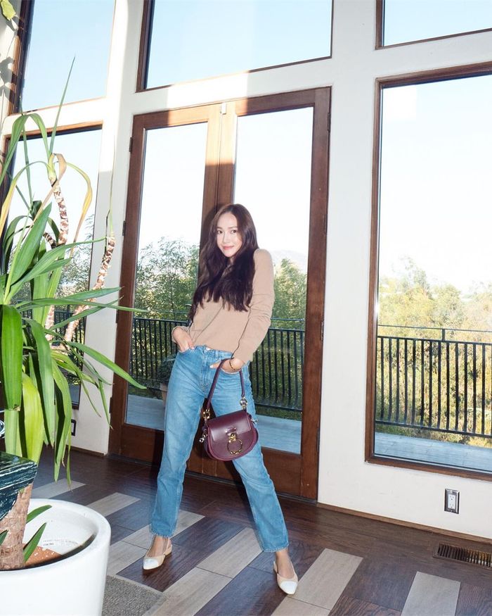 Penampilan Kasual Jessica Jung dengan Sweater dan Straight Jeans