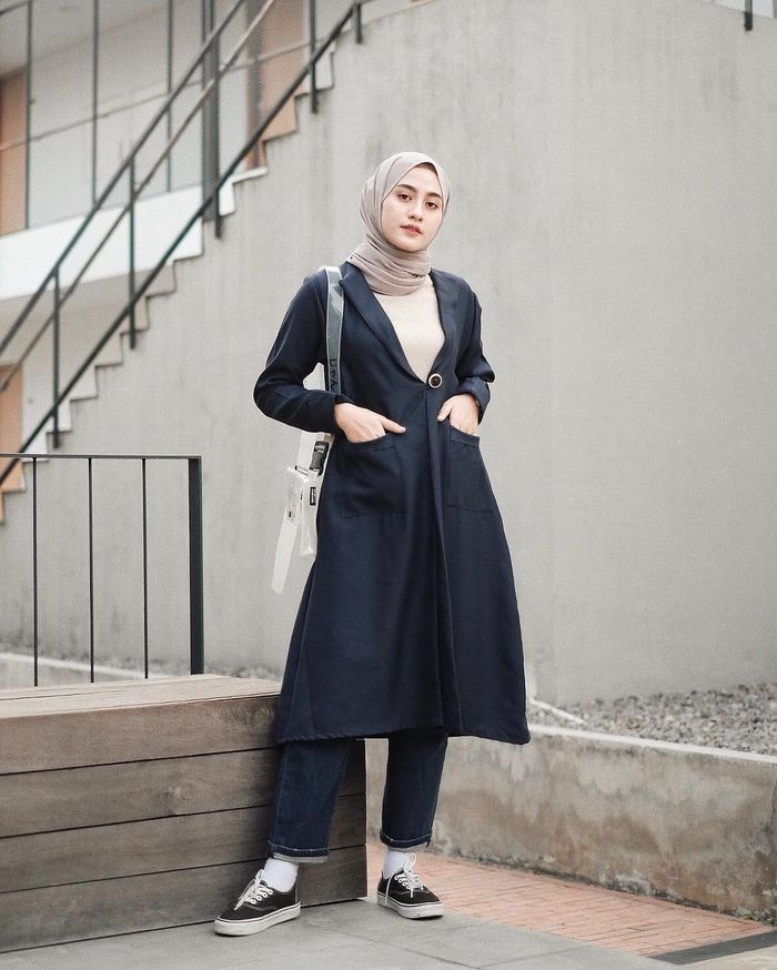 Helmi Nursifah tampil bergaya kasual dengan long outer berwarna hitam