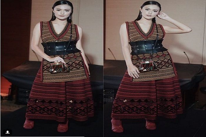 Dress etnic dengan sling bag warna senada