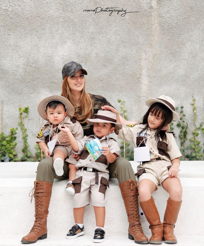 Nia Ramadhani dengan ketiga anaknya