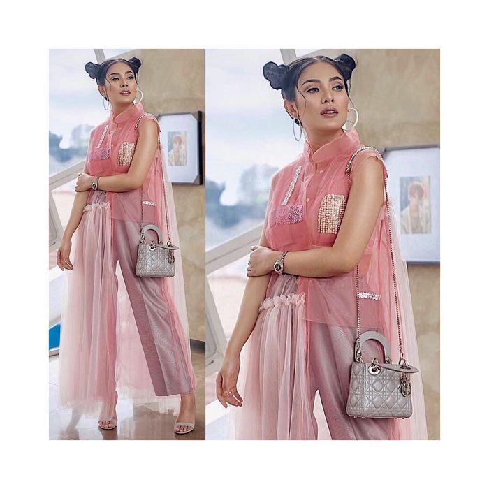 Nindy tampil imut dengan pilihan warna-warna pastel