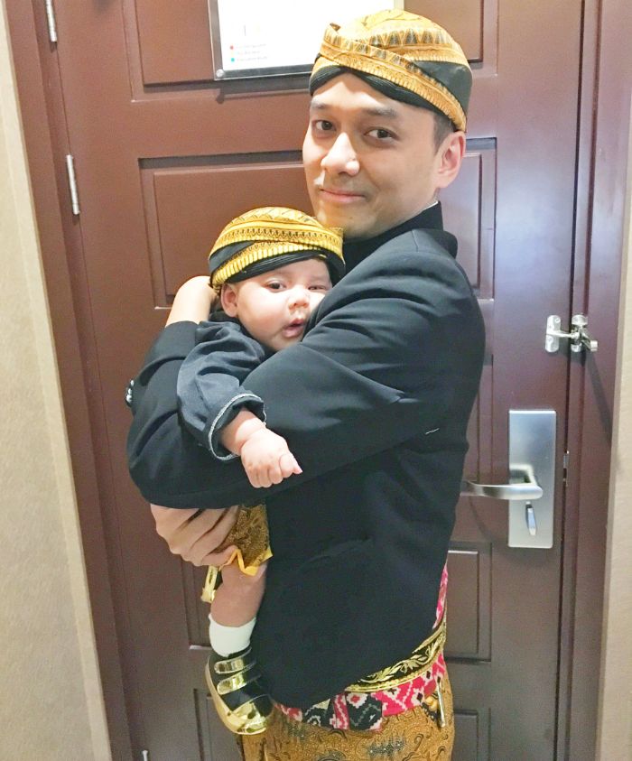 Anak dan suami Vicky Shu kenakan beskap dan blangkon 